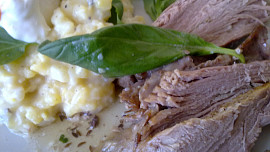 Libová pečínka z krůtích prsíček v bazalkovo - medové marinádě / s dietním bramborovým salátem/