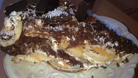 Moučník ze šlehaček, smetany a  hnědých sušenek