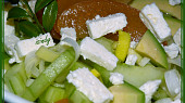 Okurkový salát s avokádem, broskví a balkánem