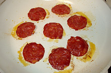 chorizo nasucho opečeme na pánvi do křupava