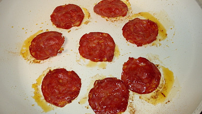 Okurkový tatarák s chorizem, chorizo nasucho opečeme na pánvi do křupava