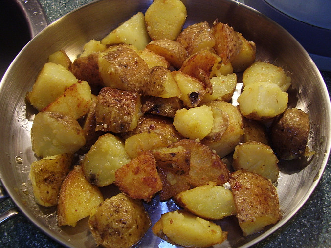 Opékané klobásky s americkým bramborem - fofr pokrm