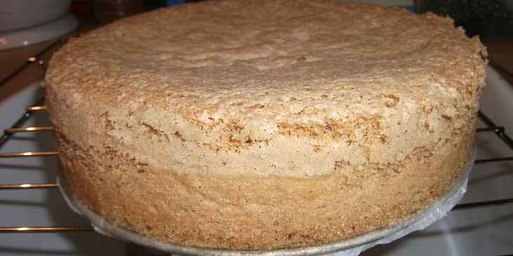 Ořechový dort s pudinkovým krémem (Ořechový korpus)