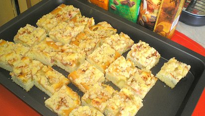 Ovocný piškotový koláč, Buši jablečno-rebarborový koláč