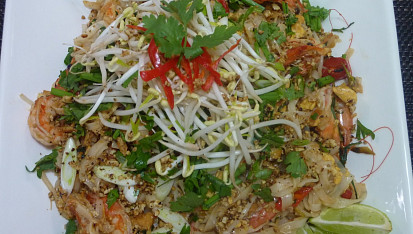 "Pad Thai" nebo opékané rýžové nudle s krevetami a zeleninou