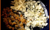 Párky trošku jinak aneb vylepšený buřtguláš (do rozpuštěného sádla se škvarkama přidáme cibuli a česnek)
