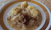 Pečené maso se "zelím s bobkama", "Bobky se stavou a zelim dohromady.
