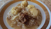 Pečené maso se "zelím s bobkama", "Bobky se stavou a zelim dohromady.