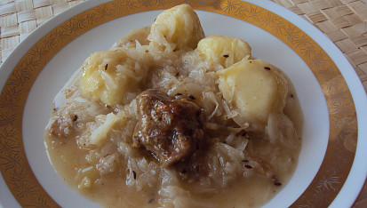 Pečené maso se "zelím s bobkama", "Bobky se stavou a zelim dohromady.