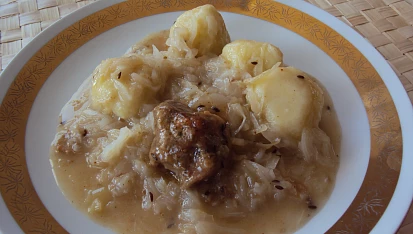 Pečené maso se "zelím s bobkama", "Bobky se stavou a zelim dohromady.