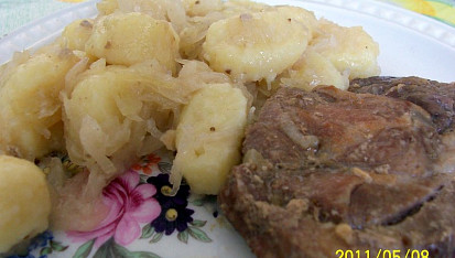 Pečené maso se "zelím s bobkama", ...a hezky zblízka...:-)
