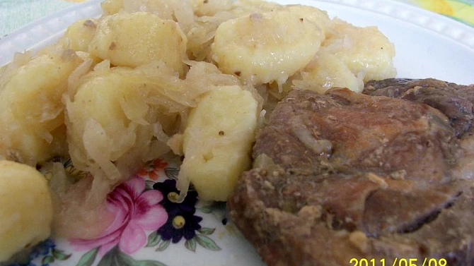 Pečené maso se "zelím s bobkama", ...a hezky zblízka...:-)