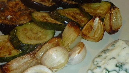 Pečený lilek, cuketa, paprika, cibule