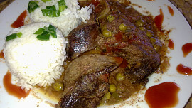 Pikantní vepřová játra s hráškem a s  loupanými rajčátky