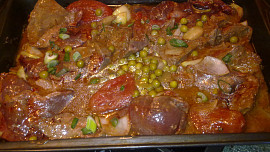 Pikantní vepřová játra s hráškem a s  loupanými rajčátky