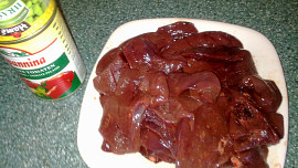 Pikantní vepřová játra s hráškem a s  loupanými rajčátky