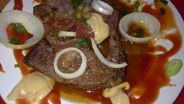 Pikantní vepřová játra s hráškem a s  loupanými rajčátky