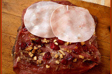 rozříznutý plát masa mírně osolíme,opepříme,mírně potřeme hořčicí,marmeládou,posypeme vyškvařenou slaninou,brusinkama a poklademe plátky šunky