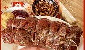 Pikantní zvěřinová  roláda ze srnčího hřbetu (maso zavineme do rolády a upevníme motouzem)