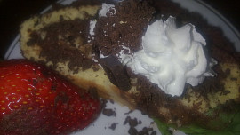 Piškotová roláda s mandlovo - čokoládovo -banánovou náplní