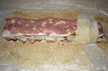 Začínáme překládat nařezané proužky a to od hlavy