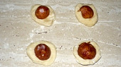 Plněný krokodýl (Do těsta na packy vložíme špičky klobásy)