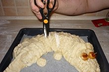 Krokodýla opatrně celého nastříháme nůžkama 