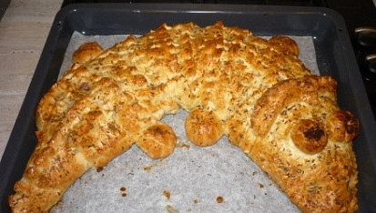 Plněný krokodýl, A je hotovo. Je dobré krokodýla přikrýt utěrkou dokud nevychladne. 