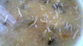 Polévka s pórkem, celerem, petrželí a sýrem