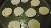 Pomazánka z nivy  a  tofu se zakysanou smetanou na  mini smaženkách z chleba.