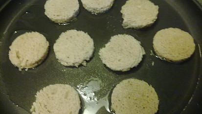 Pomazánka z nivy  a  tofu se zakysanou smetanou na  mini smaženkách z chleba.