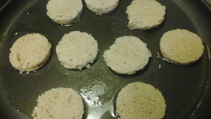 Pomazánka z nivy  a  tofu se zakysanou smetanou na  mini smaženkách z chleba.