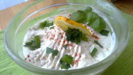 Pomazánka z nivy  a  tofu se zakysanou smetanou na  mini smaženkách z chleba.