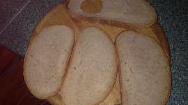 Pomazánka z nivy  a  tofu se zakysanou smetanou na  mini smaženkách z chleba.