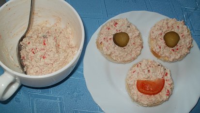 Pomazánka z tyčinek s krabí příchutí, hrnek byl plný, ale než jsem si připravila foťák, ....
