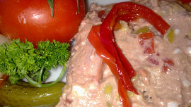 Pomazánka  ze  zelených oliv, játrové paštiky a sýrů