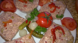 Pomazánka  ze  zelených oliv, játrové paštiky a sýrů