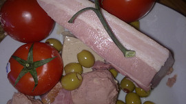 Pomazánka  ze  zelených oliv, játrové paštiky a sýrů