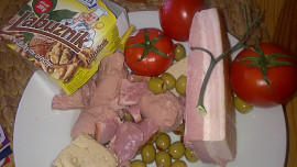 Pomazánka  ze  zelených oliv, játrové paštiky a sýrů