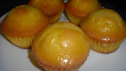 Pomerančová bábovka s pomerančovou polevou, ve formě na muffiny