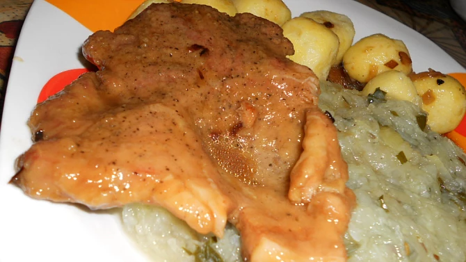 Přírodní vepřová kýta s kedlubnovým zelím a bramborovými knedlíky
