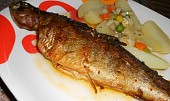 Rybí filé na zelenině (můj pstruh s menším množstvím zeleniny)