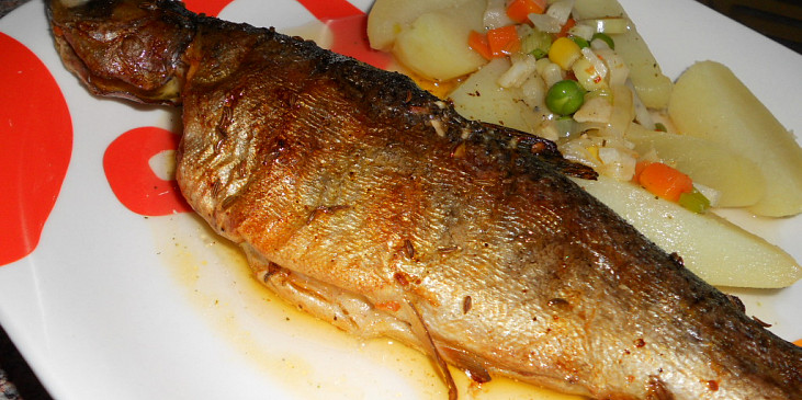 Rybí filé na zelenině (můj pstruh s menším množstvím zeleniny)