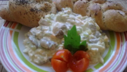 Salát z nakládaných hub s řapíkatým celerem