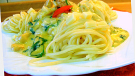 Špagety s kuřecím masem a bazalkovou smetanou