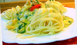 Špagety s kuřecím masem a bazalkovou smetanou