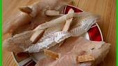Štikozubec v bazalkovo-rajčatové peřince, v plátku ryby uděláme proti sobě dírky a protáhneme připravenou slaninou