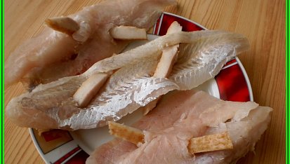 Štikozubec v bazalkovo-rajčatové peřince, v plátku ryby uděláme proti sobě dírky a protáhneme připravenou slaninou