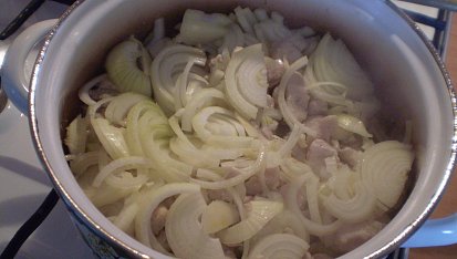 Svratecká minutka, Přidáme cibuli a dusíme společně