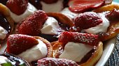 Tvarohové lívanečky s marmeládou a jogurtem